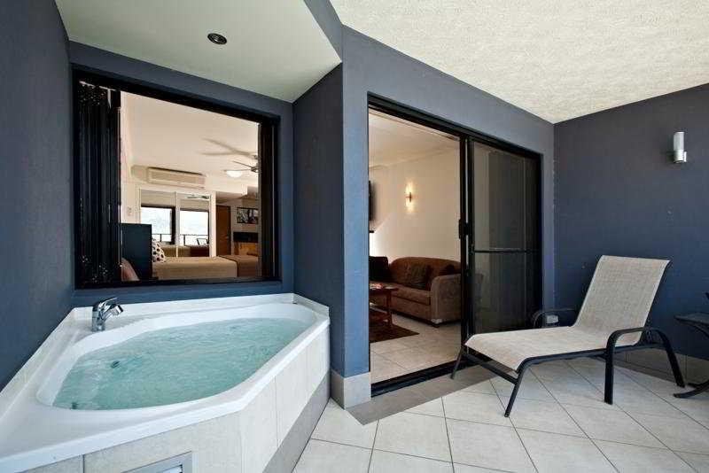 At Waterfront Whitsunday Retreat - Adults Only Aparthotel Airlie Beach Ngoại thất bức ảnh