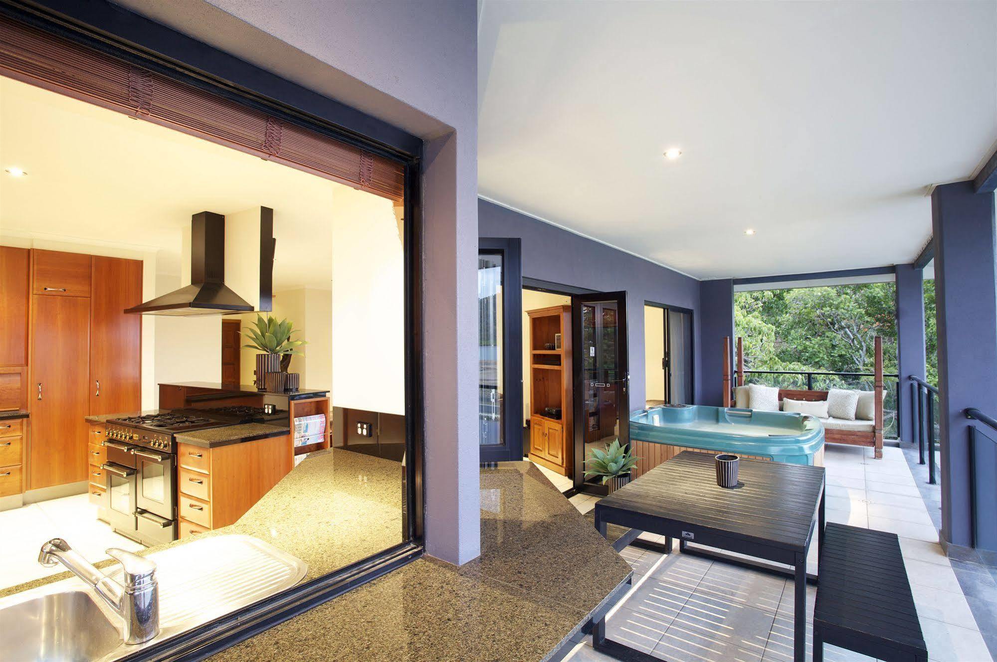 At Waterfront Whitsunday Retreat - Adults Only Aparthotel Airlie Beach Ngoại thất bức ảnh